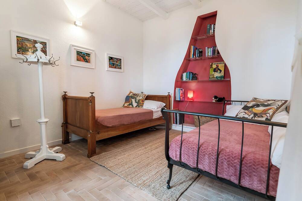 Villa Spenser - Cinqueterre    Historic villa with sea view, pool, A/C, sleeps 8 in La Spezia, Riviera di Levante