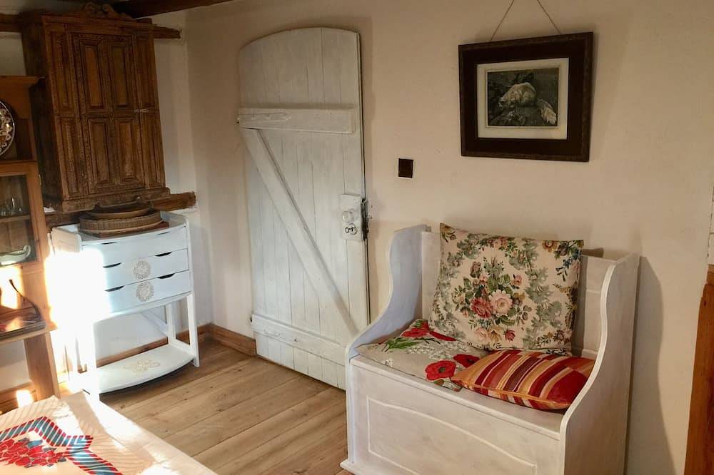 Apartamento entero, Apartamento aislado sobre los establos en una casa histórica de molino in Lower Silesia
