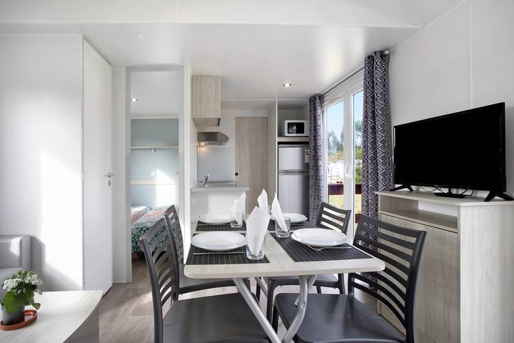 Chalé 'Bungalow T2 I - 15 Min From Nazaré' com Piscina Partilhada, Terraço Privado e Ar Condicionado in Leiria distrito