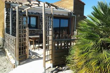 Gîte pour 4 personnes, avec piscine ainsi que terrasse et jardin, animaux acceptés à Pézènes-les-Mines