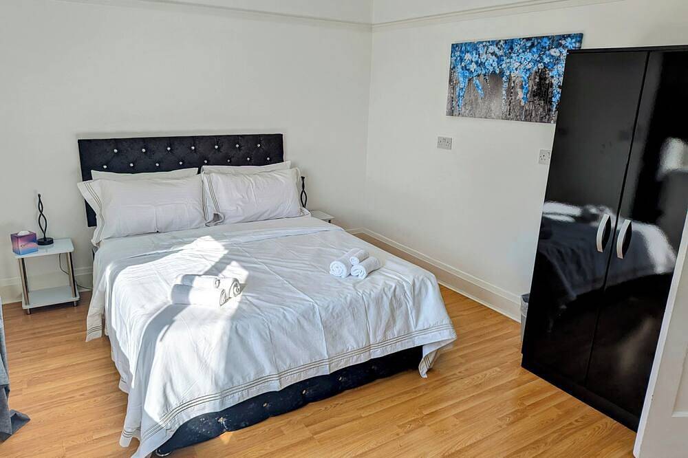 Art Deco 5-bedroom house with Wifi in Weston-super-Mare Close to Beach & Town in Weston-Super-Mare, North Somerset