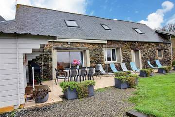 Gîte pour 8 personnes, avec terrasse et jardin, animaux acceptés à Pommerit-Jaudy