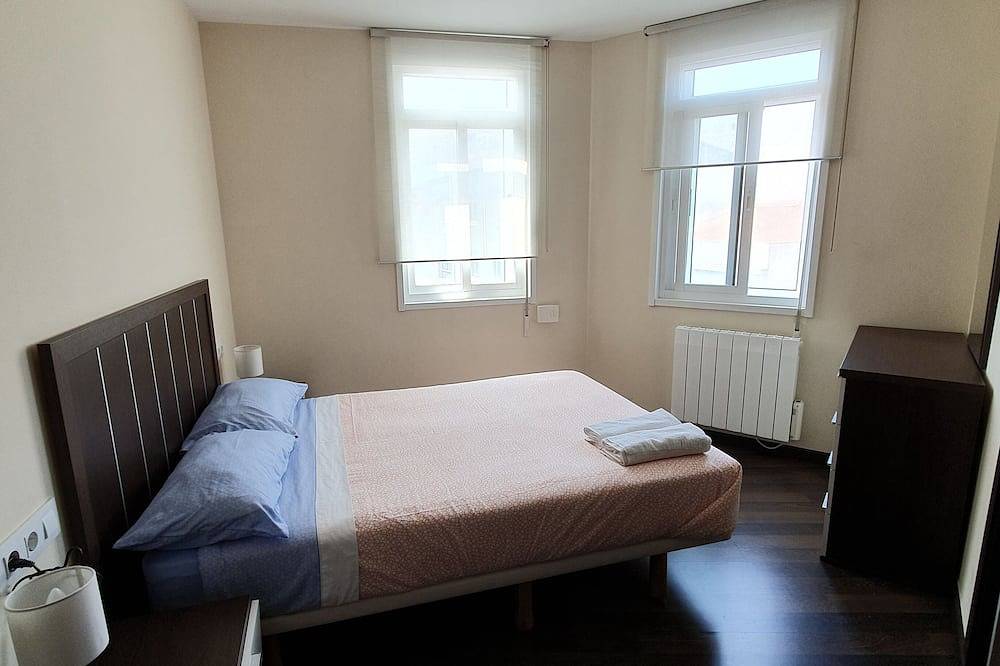 Entire apartment, Beautiful 2 bedroom apartment, exterior, next to the train station in La Coruña, Galician Coast