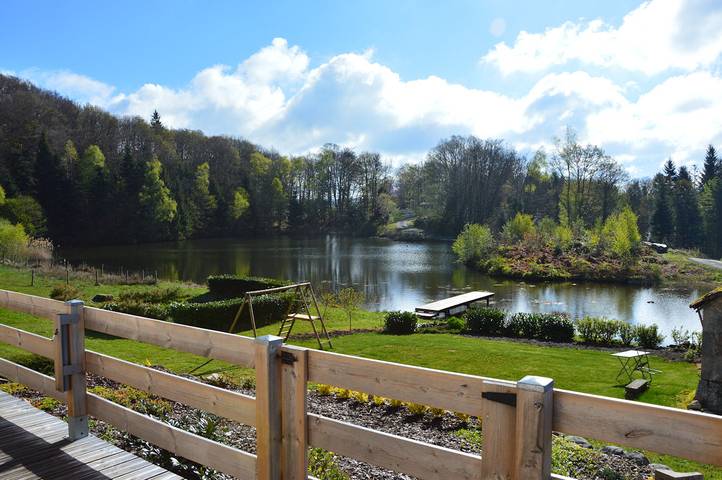 Gîte pour 6 personnes, avec Terrasse ainsi que Jardin et Vue sur le lac dans Haute-Saône