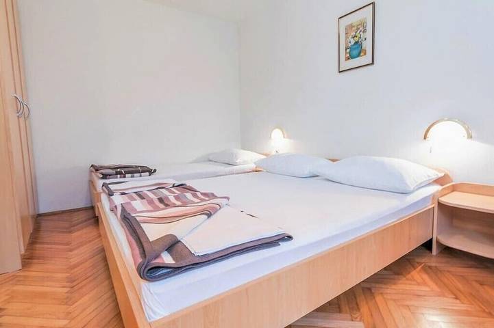 Ganze Wohnung, Ferienwohnungen und Zimmer Nikica,, Baška, hr in Vela plaža, Baska