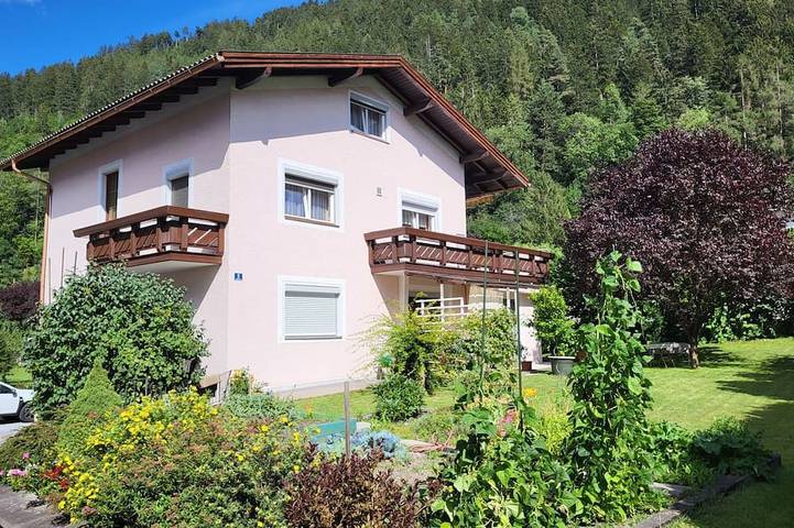 Ferienwohnung für 7 Personen, mit Balkon/Terrasse und Terrasse sowie Garten in Zams