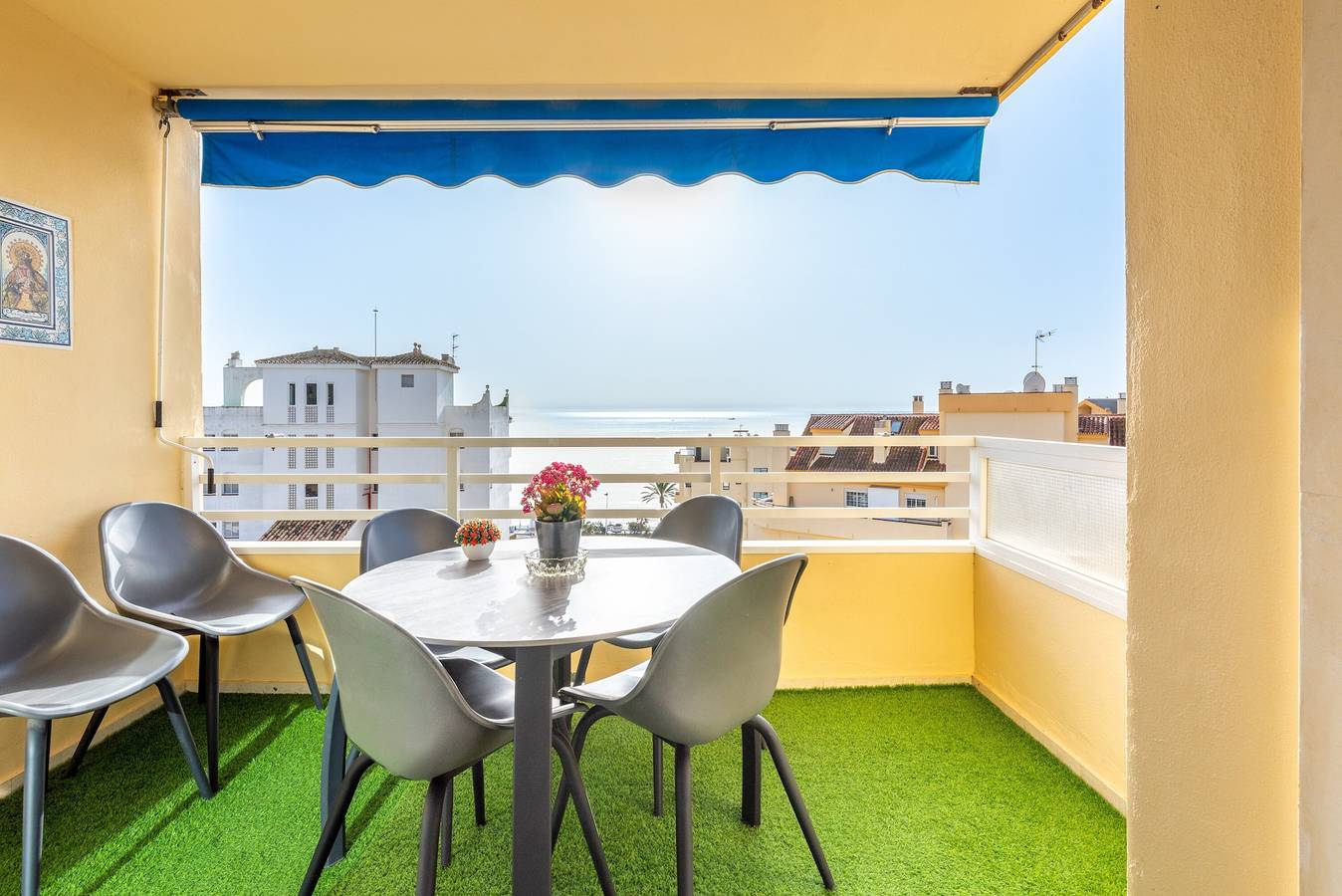 Entire apartment, Apartment "Paradise" on the Beach with Pool, Tennis Court, Terrace & Wi-Fi in Benalmádena Costa, Benalmádena