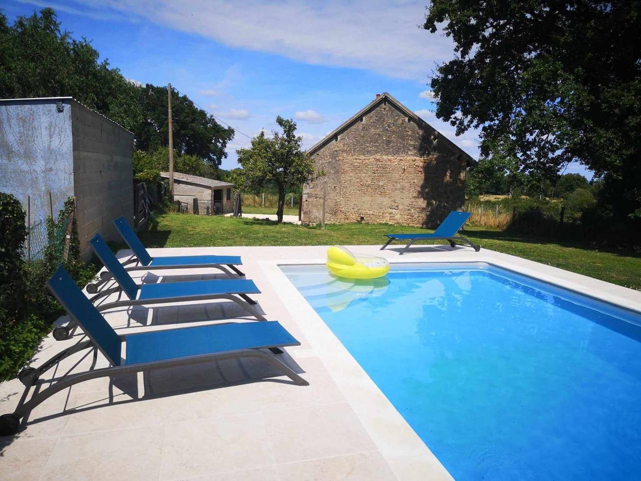 Ancienne bergerie rénovée avec piscine et grand jardin en Auvergne in Durdat-Larequille, Région de Montluçon