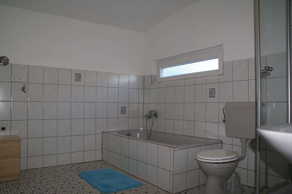 Ganze Wohnung, Schöne, große Ferienwohnung, zwei Schlafzimmer, Wohnküche, Bad, Terrasse (100m2) in Limburg, Landkreis Limburg-Weilburg