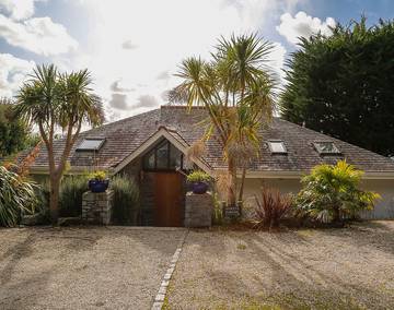 Holiday Home for 12 People in Rock, St Minver Lowlands, Photo 2