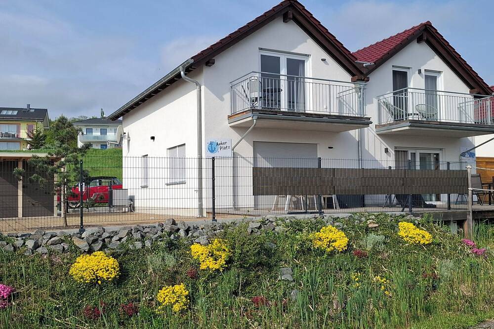 Seehaus \"Ankerplatz\"  in Mücheln, mit direktem Blick auf die Marina und den See in Mücheln (Geiseltal), Saale-Unstrut