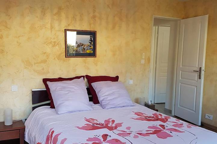 Location de vacances pour 7 personnes, avec jacuzzi ainsi que piscine et jardin, animaux acceptés à Signes - 2