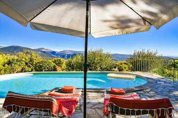 Location de vacances pour 9 personnes, avec piscine ainsi que jardin et vue à Mons (Var)