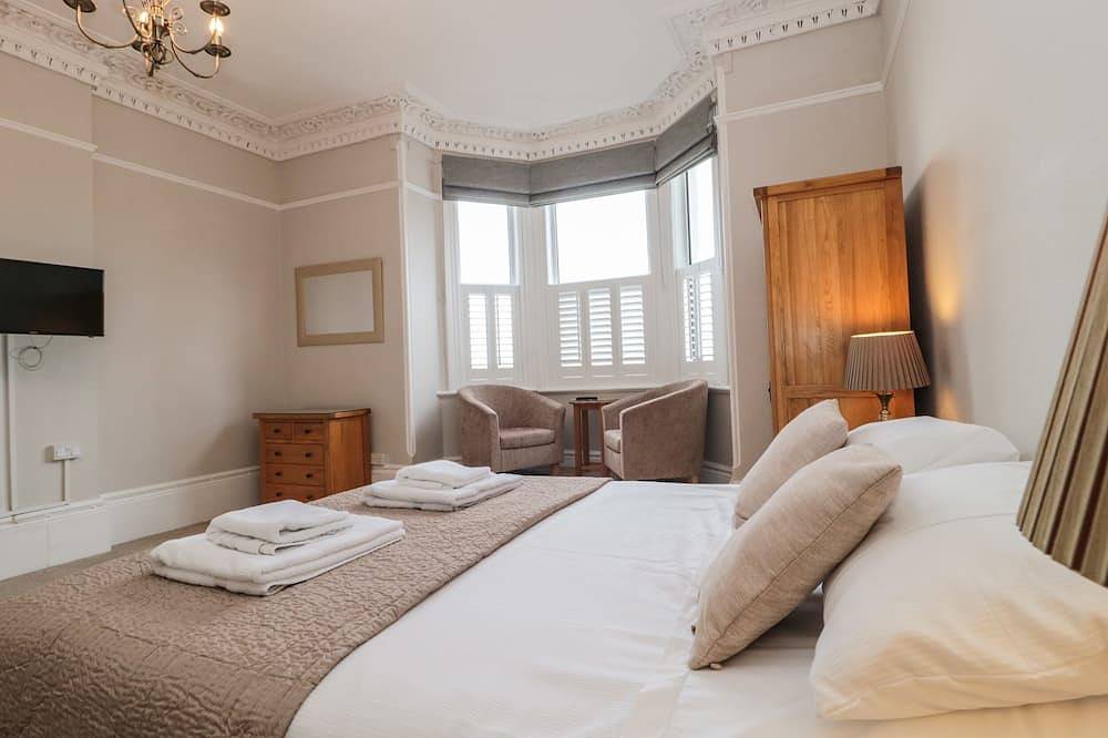Bay Tree House, pet friendly, with a garden in Seaton, Devon in Devon