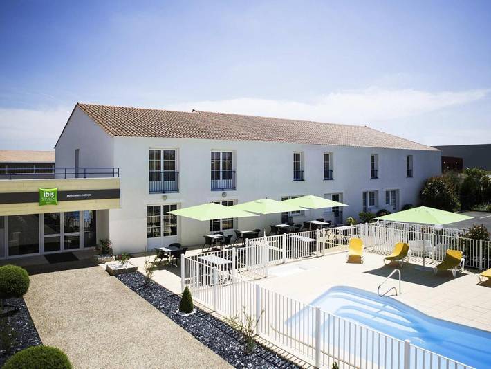 Hôtel pour 2 personnes, avec terrasse ainsi que bassin pour enfant et piscine, animaux acceptés