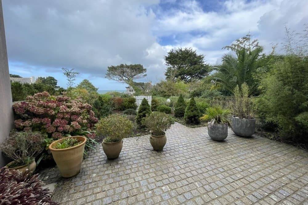Appartement entier, Coquet appartement Rdc avec terrasse jardinet vue mer, à 50 m de la plage in Carantec, Ceinture Dorée