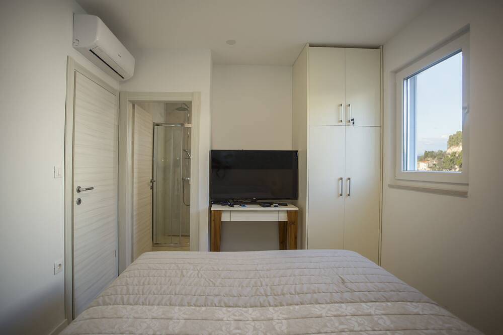 Villa Topaz – Panoramic Sea View with Private Heated Pool in Vis Town, Vis (Dalmatia)