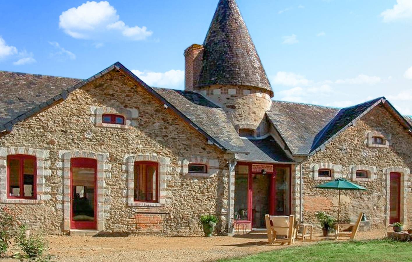 Appartement confortable avec garage, piscine saisonnière, jardin et WiFi in Daon, Mayenne