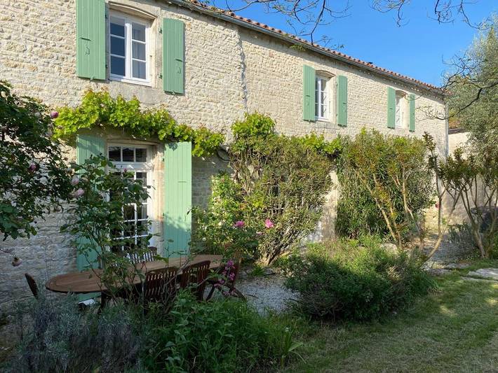 Location de vacances pour 8 personnes, avec jardin et piscine à Thairé - 2