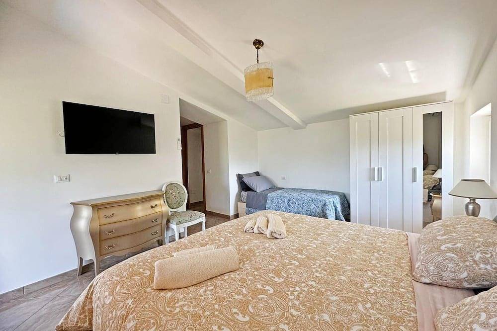 Panoramic home with fenced in yard in the heart of Val Comino, Atina, Italy in Atina, Frosinone Provinz