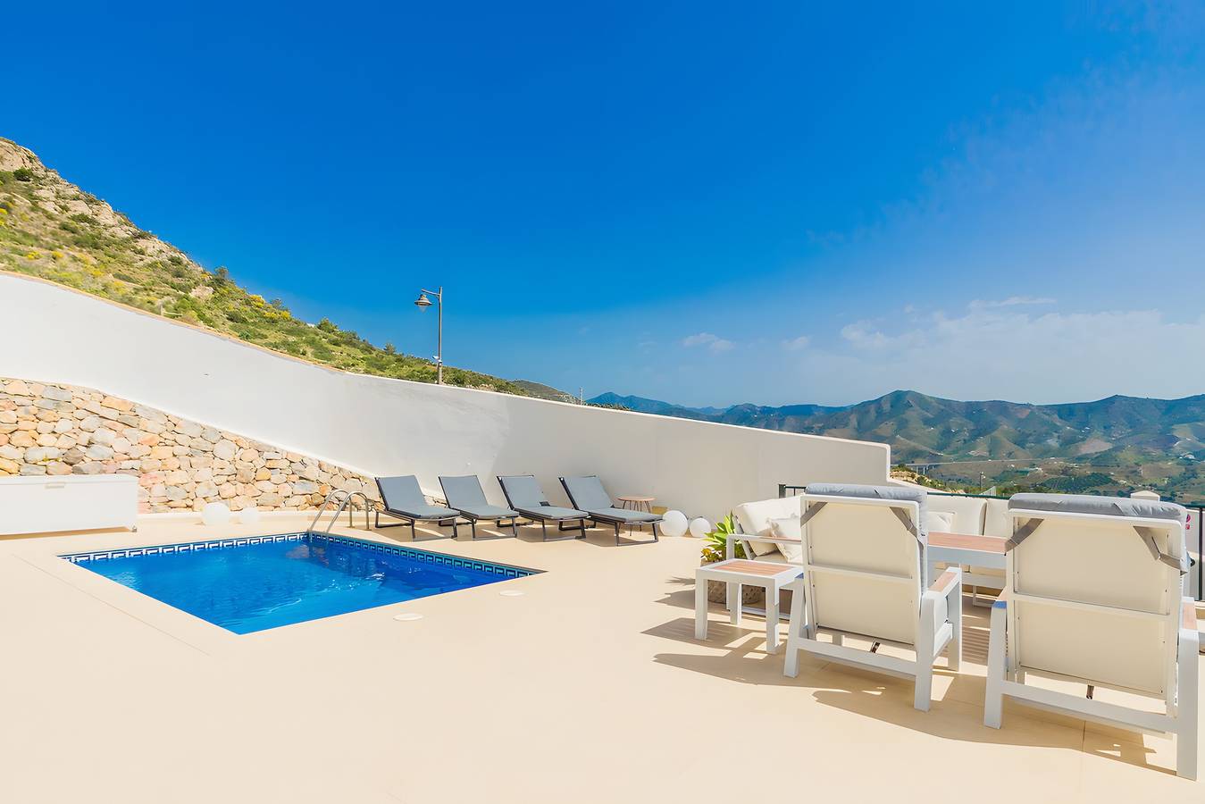 Villa 'Los Altos' with Sea Views, Wi-Fi, and Air Conditioning in Cerro Gordo, Almuñecar