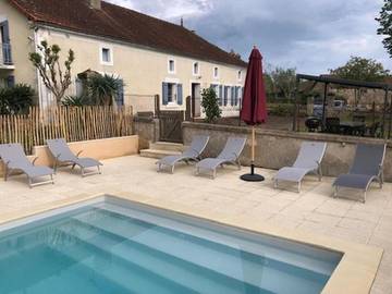 Location de vacances pour 10 personnes, avec terrasse ainsi que piscine et jardin à Villamblard