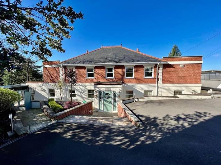 Holiday rental for 16 people, with terrace and hot tub as well as garden, child-friendly in Salisbury