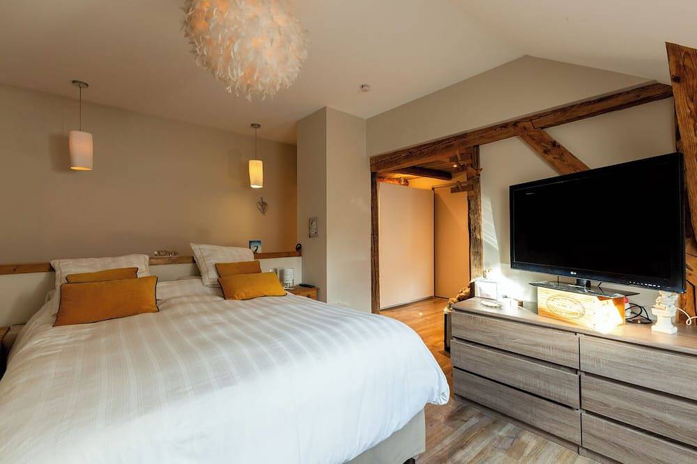 Holiday Home \"Maison Village Proche Lac d'Annecy\" with Private Terrace & Wi-Fi in Faverges, Parc naturel régional du Massif des Bauges