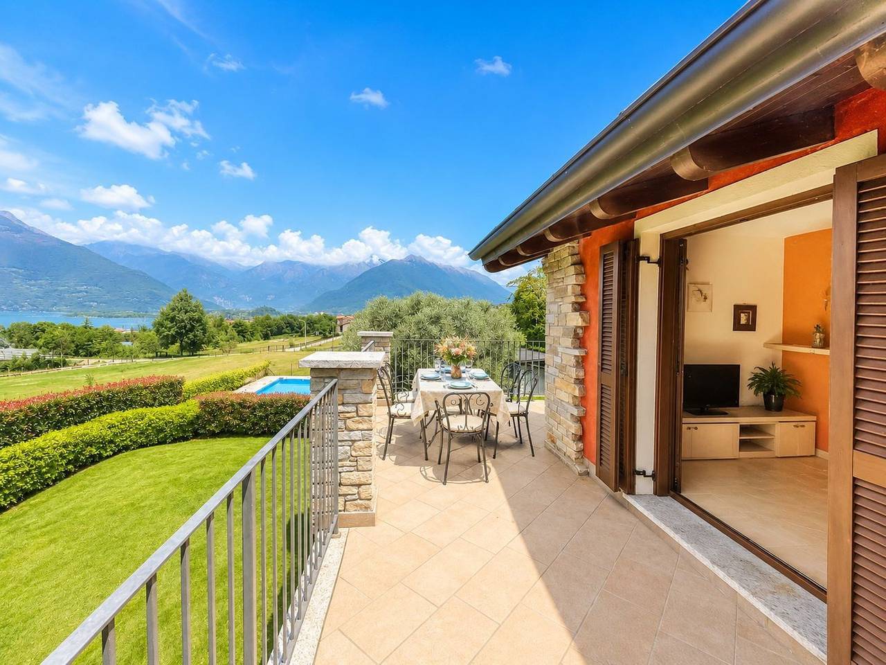 Entire apartment, Beata Rose holiday flat with pool in Colico, Alpi Orobie Occidentali