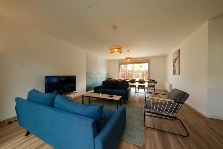 Location de vacances pour 14 personnes, avec vue ainsi que terrasse et jardin à Canteleu