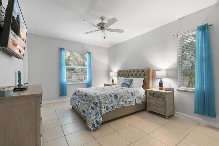 Vacation home for 6 people, with hot tub and yard in Marco Island