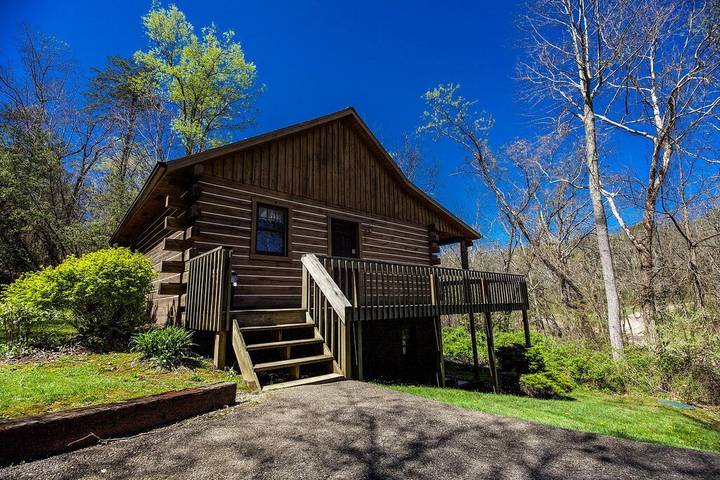 Log cabin for 6 people, with hot tub and sauna as well as pool in Hocking Hills State Park