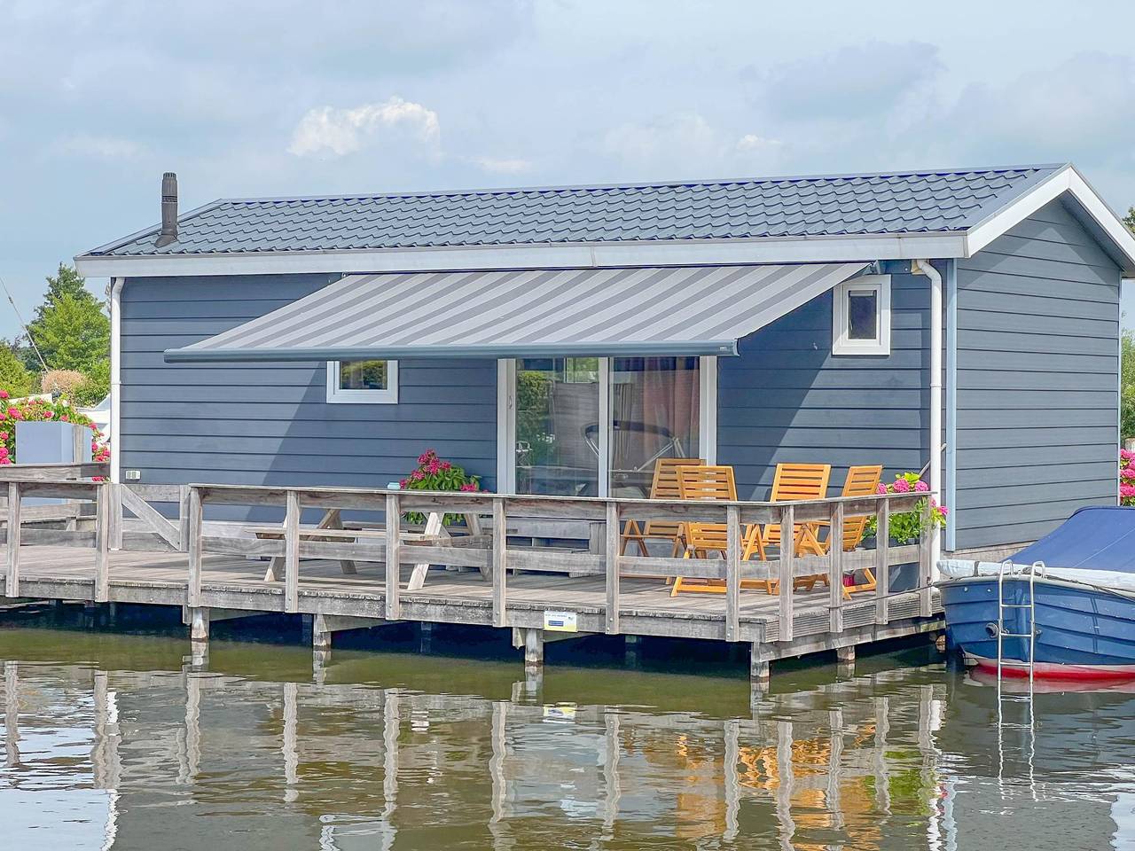 Chalet with swimming ladder on Loosdrecht lakes
 in Breukelen, Groene Hart