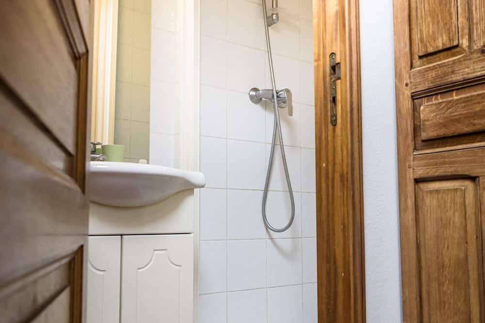 Ferienhaus-Traditionell-Ensuite mit Badewanne und Dusche-Gartenblick in Luc-sur-Mer, Caen und Umgebung