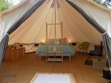 Gîte pour 4 personnes, avec vue sur le lac ainsi que terrasse et jardin à Le Vigeant