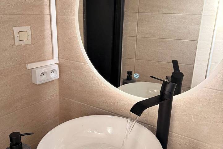 Large studio with jacuzzi/spa/balneo in Belfort, Territorio de Belfort