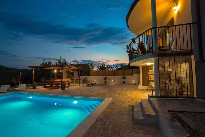 Villa für 8 Personen, mit Balkon und Garten - 1