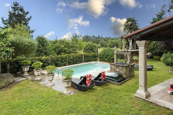 Gîte pour 10 personnes, avec balcon et jardin à Brión
