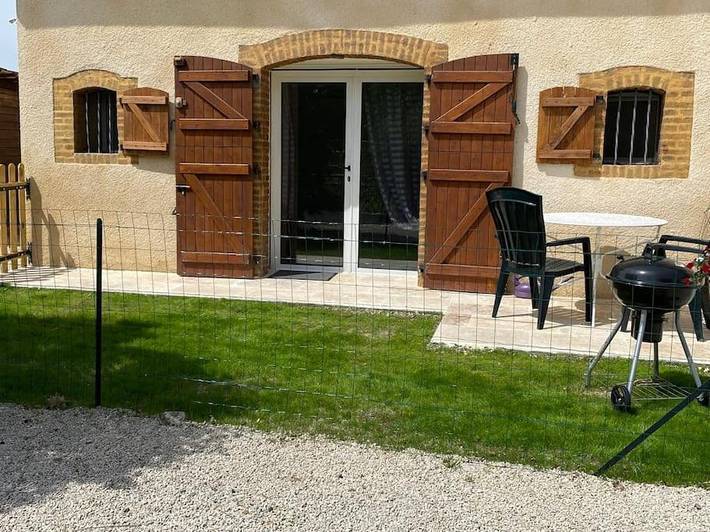 Appartement de vacances pour 2 personnes, avec piscine et jardin ainsi que vue et terrasse
