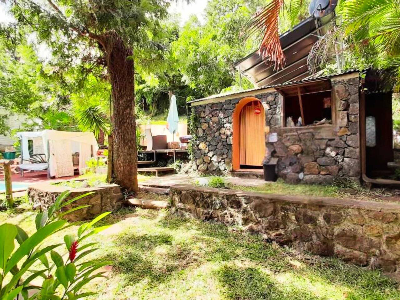 Helles Bungalow in Saint Leu nahe dem Meer mit Gemeinschaftspool in Saint-Leu, La Réunion