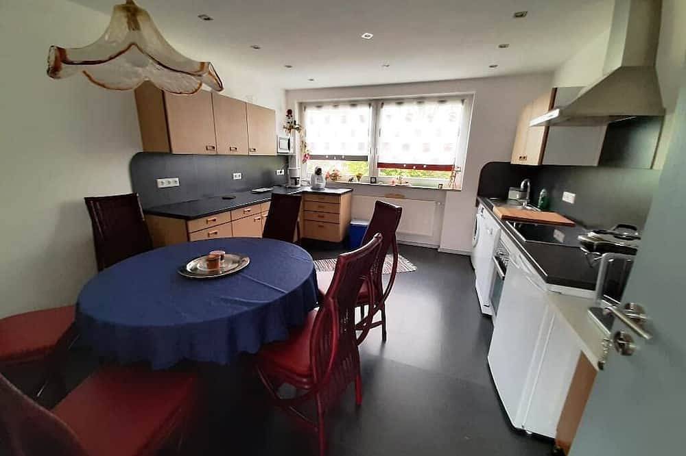 Ganze Wohnung, Gemütliche Ferienwohung 60qm mit mehreren Sitzmöglichkeiten im Garten in Waldsassen, Ostbayern