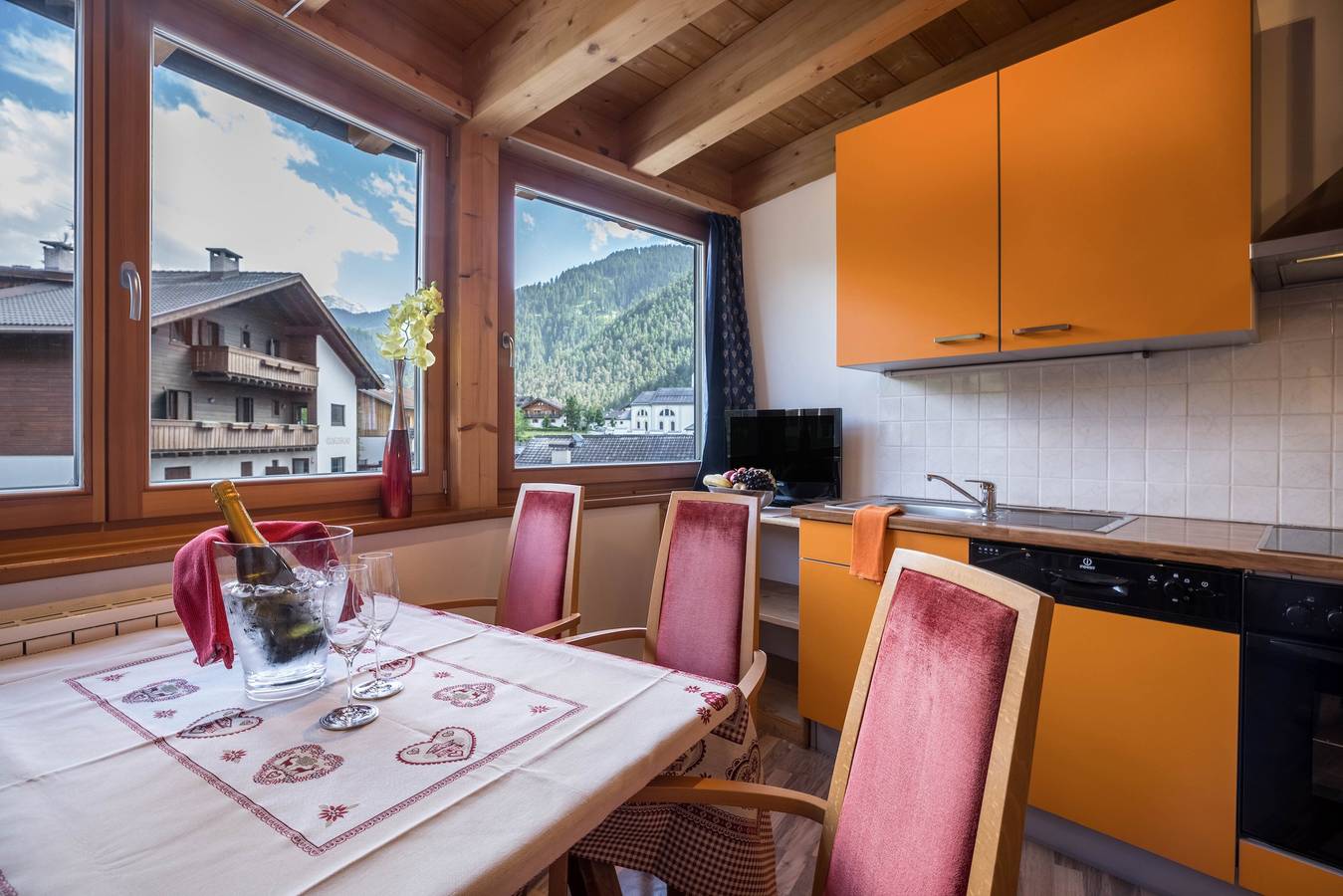 Geheel appartement, Appartement "Villa Anita Plan de Corones" met Uitzicht op de Bergen, Sauna, Wi-Fi & Terras in San Vigilio di Marebbe, Enneberg