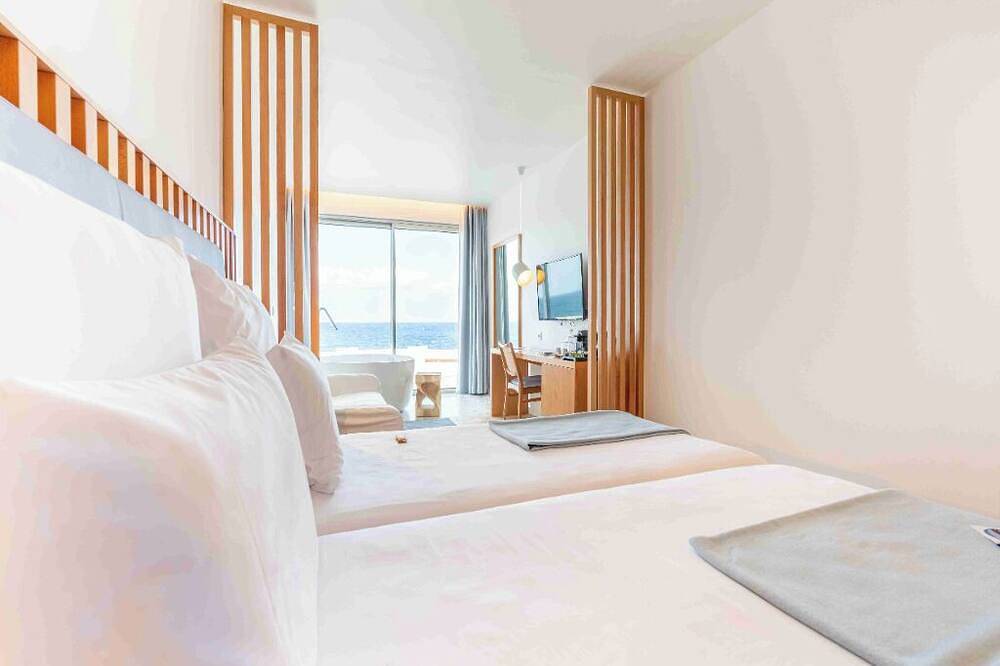 Elegant Ocean-View Room Perfect for Both Relaxation and Adventure Seekers in Porto Moniz, Madeira