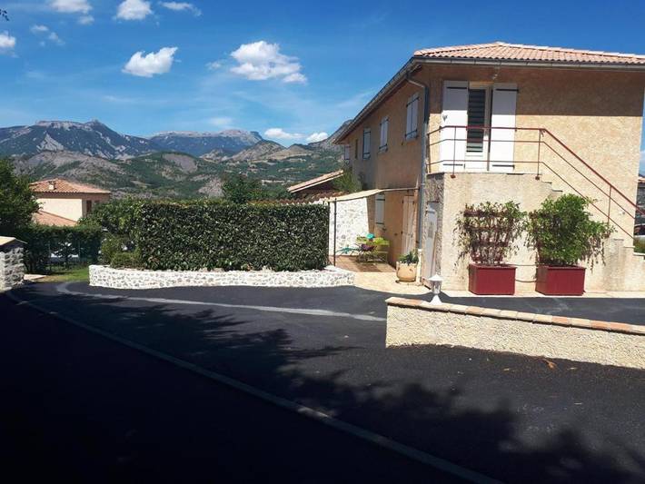 Gîte pour 4 personnes, avec Jacuzzi et Terrasse ainsi que Jardin et Vue à Curbans - 2