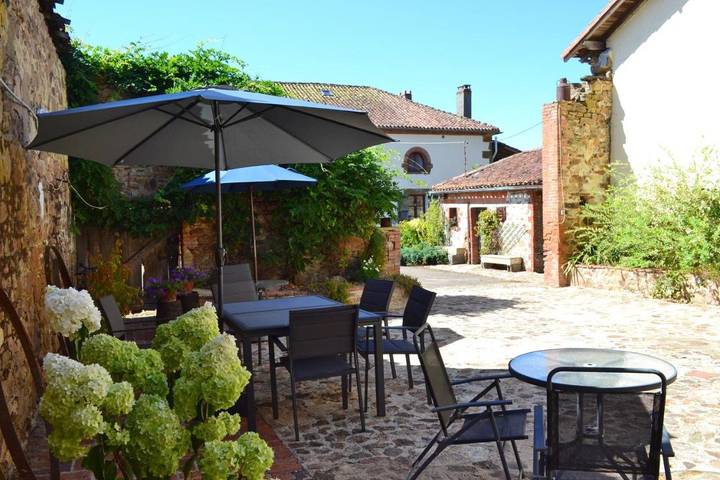 Location de vacances pour 2 personnes, avec jardin et terrasse à Abzac - 2