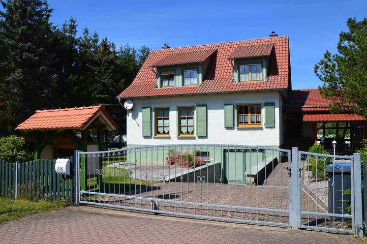 Villa für 9 Personen, mit Balkon und Terrasse sowie Garten und Ausblick