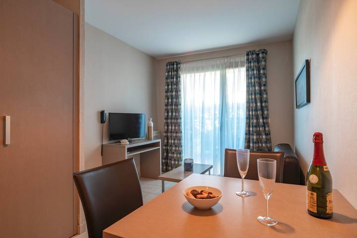 Appartement de vacances pour 4 personnes, avec terrasse ainsi que jardin et piscine à Concarneau