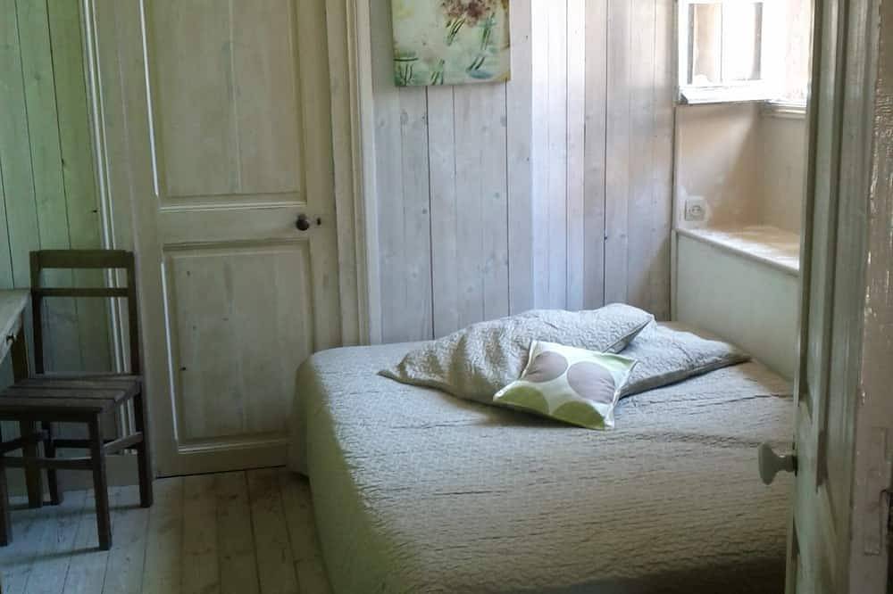 Characterful Villa With Garden On The Seafront, direct beach access in Hermanville-sur-Mer, Région de Caen