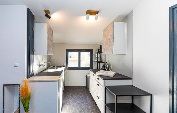 Ganze Ferienwohnung, Gemütliche Ferienwohnung mit Meerblick, Terrasse und Parkplatz, 1 km vom Strand Uvala Bočići entfernt in Okrug Gornji, Ciovo