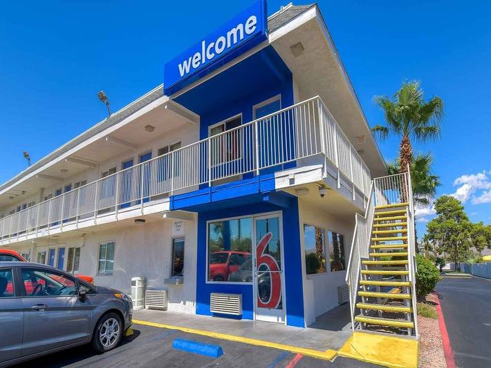 Apartamento entero, 1 cama tamaño queen | Bañera accesible para personas con movilidad reducida Nsmk in Sunrise Manor (Nevada), Nevada (Estados Unidos)